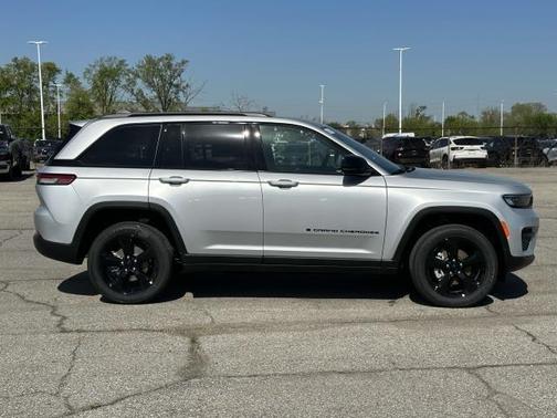 2025 Jeep Grand Cherokee Laredo