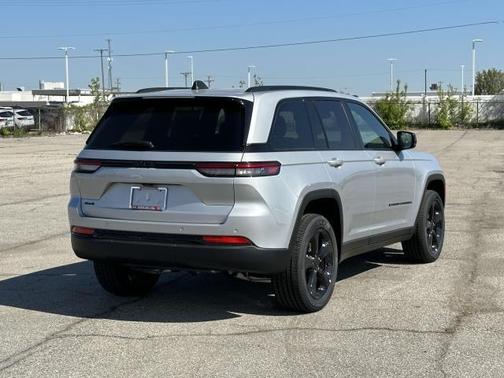 2025 Jeep Grand Cherokee Laredo
