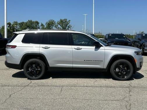 2025 Jeep Grand Cherokee L Laredo