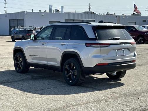 2025 Jeep Grand Cherokee Laredo