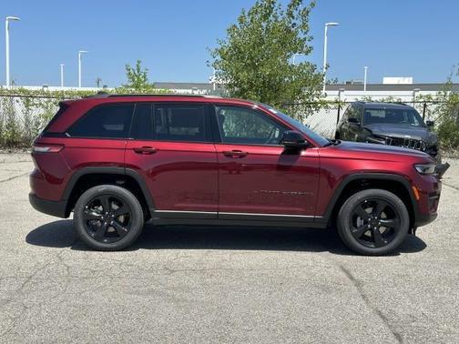 2025 Jeep Grand Cherokee Laredo