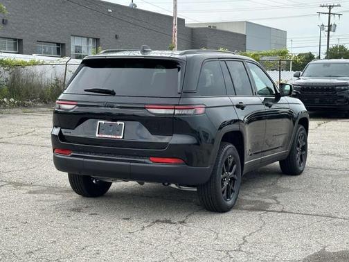 2025 Jeep Grand Cherokee Laredo