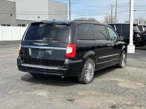 2014 Chrysler Town & Country Touring-L