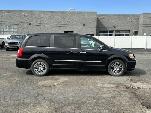 2014 Chrysler Town & Country Touring-L