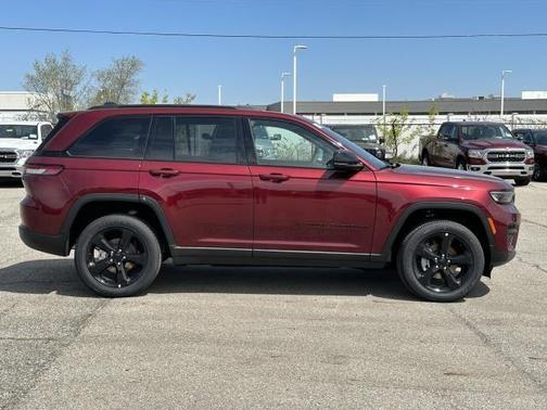 2025 Jeep Grand Cherokee Laredo