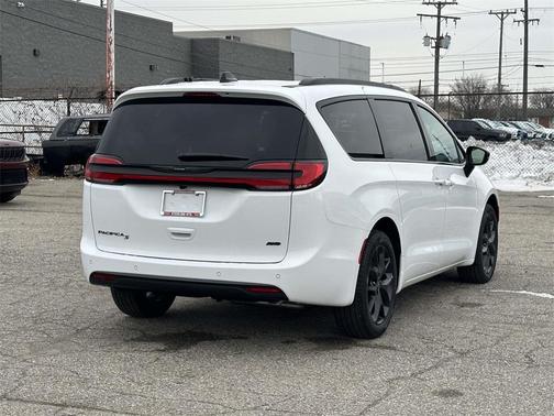 2026 Chrysler Pacifica Select
