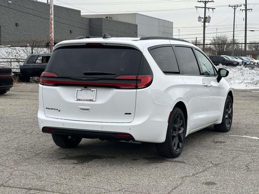2026 Chrysler Pacifica Select
