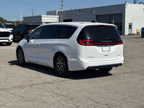 White 2027 Chrysler Pacifica LIMITED