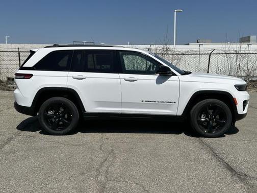 2025 Jeep Grand Cherokee Laredo