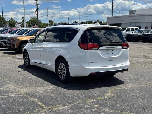 Bright White Clearcoat 2020 Chrysler Pacifica Touring-L Plus
