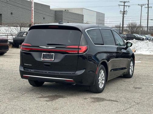 2026 Chrysler Pacifica Select