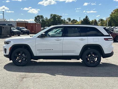 2025 Jeep Grand Cherokee Laredo