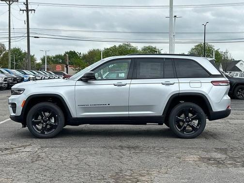 2025 Jeep Grand Cherokee Laredo