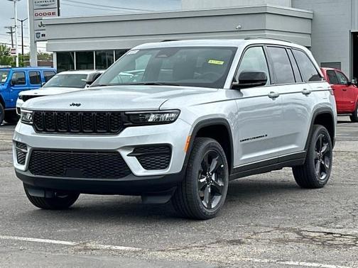 2025 Jeep Grand Cherokee Laredo