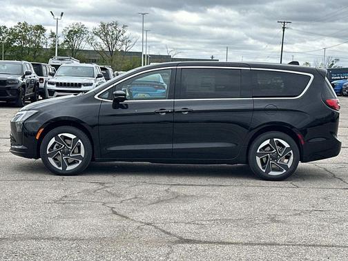 Diamond 2027 Chrysler Pacifica LIMITED
