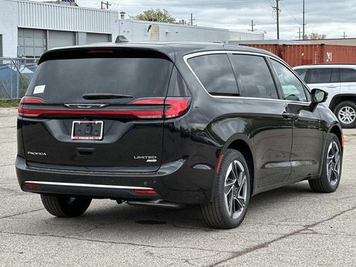 Diamond 2027 Chrysler Pacifica LIMITED