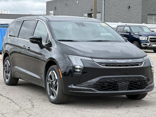 Diamond 2027 Chrysler Pacifica LIMITED