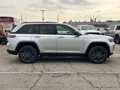 Silver Zynith 2026 Jeep Grand Cherokee Sport