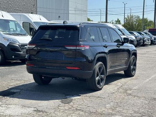 Diamond Black 2023 Jeep Grand Cherokee Altitude