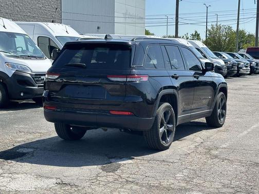 Diamond Black 2023 Jeep Grand Cherokee Altitude