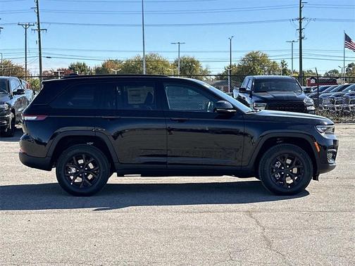 2025 Jeep Grand Cherokee Laredo