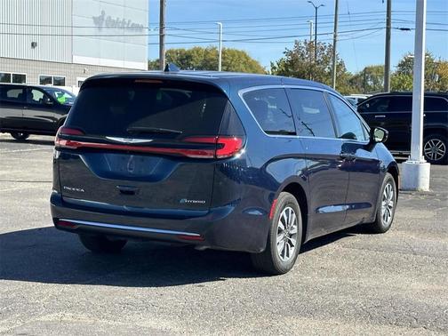 2022 Chrysler Pacifica Hybrid Touring L