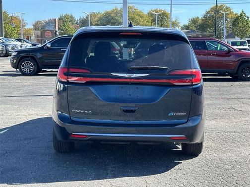 2022 Chrysler Pacifica Hybrid Touring L