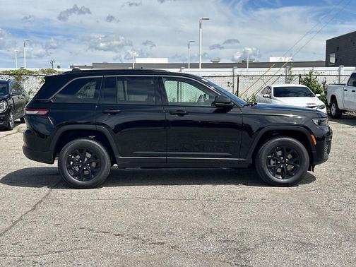 Diamond Black 2026 Jeep Grand Cherokee Laredo