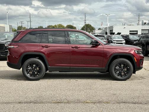 2025 Jeep Grand Cherokee Laredo