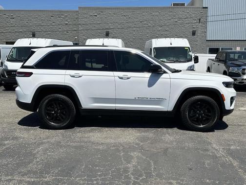 Bright White Clearcoat 2024 Jeep Grand Cherokee Laredo