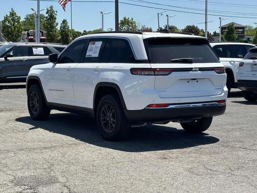 Bright White Clearcoat 2024 Jeep Grand Cherokee Laredo