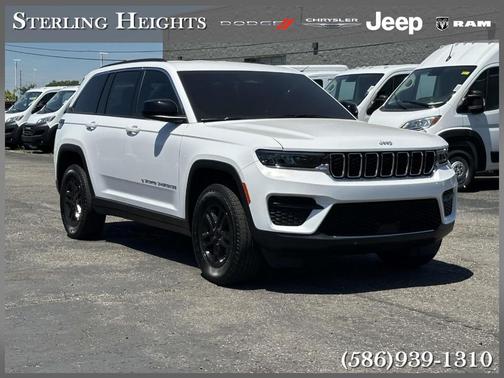 Bright White Clearcoat 2024 Jeep Grand Cherokee Laredo