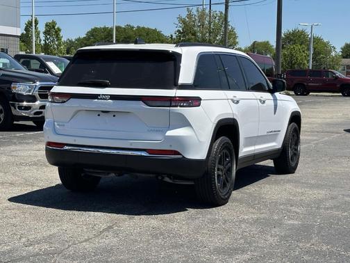 Bright White Clearcoat 2024 Jeep Grand Cherokee Laredo