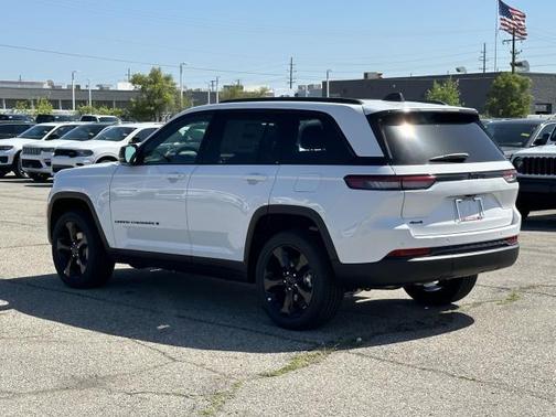 2025 Jeep Grand Cherokee Laredo