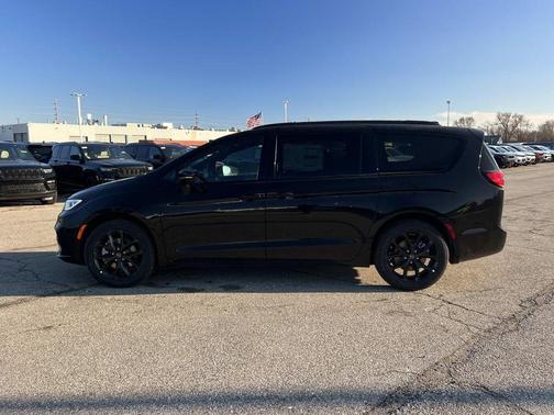 2026 Chrysler Pacifica Select