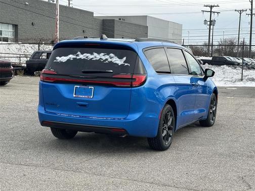 2026 Chrysler Pacifica Select