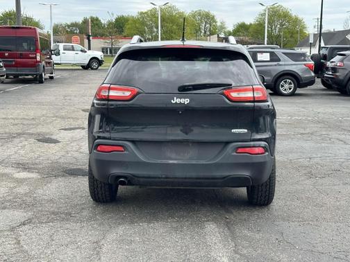 Brilliant Black Crystal Pearlcoat 2016 Jeep Cherokee Latitude