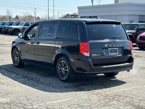 Brilliant Black Crystal Pearlcoat 2017 Dodge Grand Caravan SXT