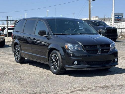 Brilliant Black Crystal Pearlcoat 2017 Dodge Grand Caravan SXT