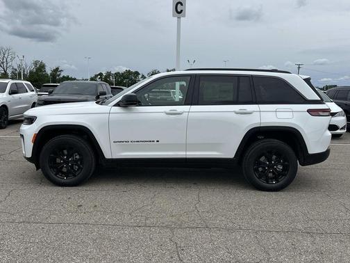 Bright White Clearcoat 2026 Jeep Grand Cherokee Laredo