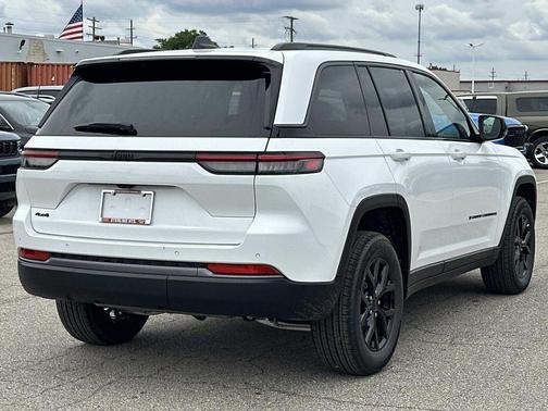 Bright White Clearcoat 2026 Jeep Grand Cherokee Laredo