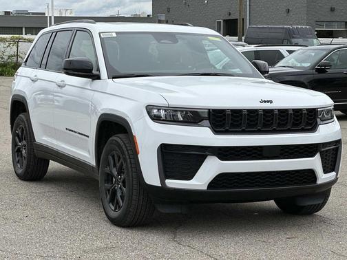 Bright White Clearcoat 2026 Jeep Grand Cherokee Laredo