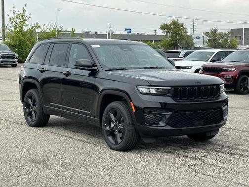 2025 Jeep Grand Cherokee Laredo