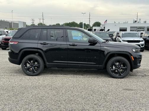 2025 Jeep Grand Cherokee Laredo