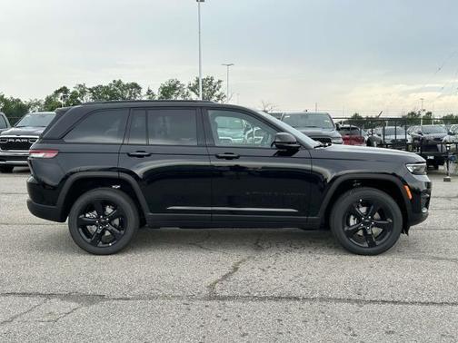 2025 Jeep Grand Cherokee Laredo