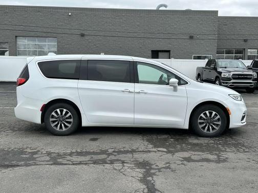 2022 Chrysler Pacifica Hybrid Touring L