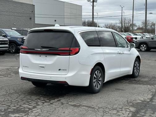 2022 Chrysler Pacifica Hybrid Touring L