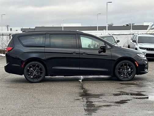 2026 Chrysler Pacifica Select