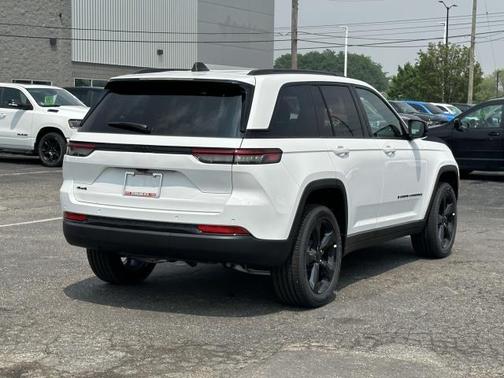 2025 Jeep Grand Cherokee Laredo