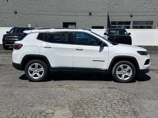 Bright White Clearcoat 2023 Jeep Compass Latitude